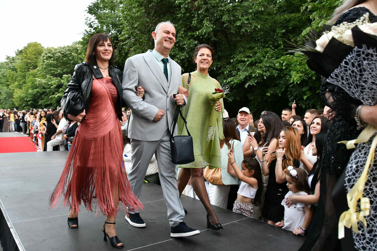 Абитуриентите от ЕГ показаха истинска грация, блясък и стил