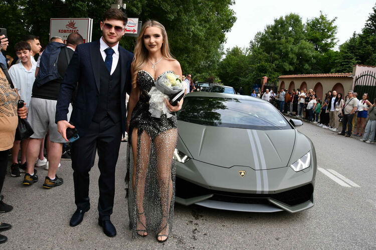 Абитуриентите от ЕГ показаха истинска грация, блясък и стил