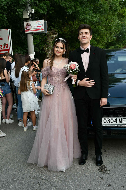 Абитуриентите от ЕГ показаха истинска грация, блясък и стил