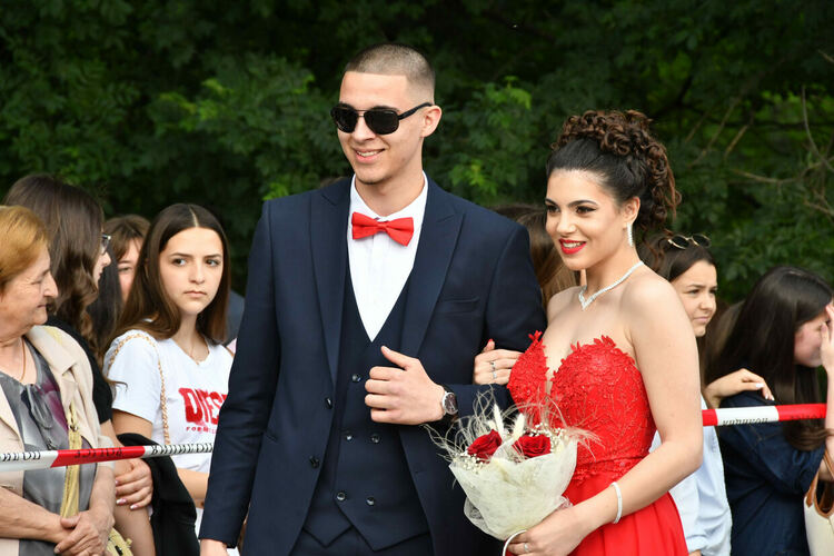 Абитуриентите от ЕГ показаха истинска грация, блясък и стил