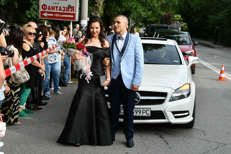 Абитуриентите от ЕГ показаха истинска грация, блясък и стил