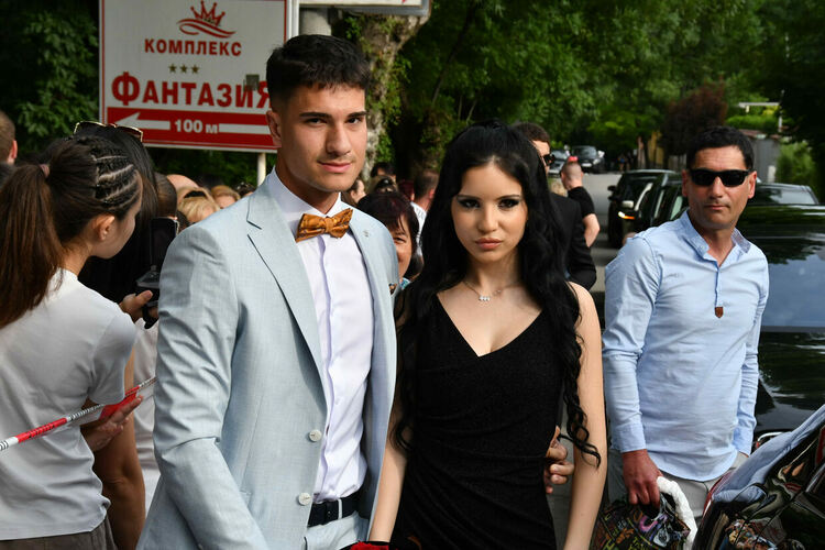 Абитуриентите от ЕГ показаха истинска грация, блясък и стил