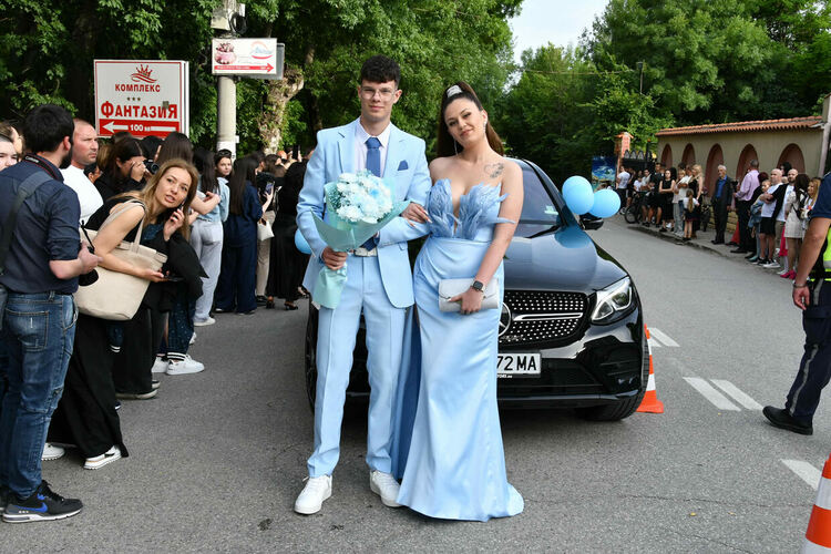 Абитуриентите от ЕГ показаха истинска грация, блясък и стил