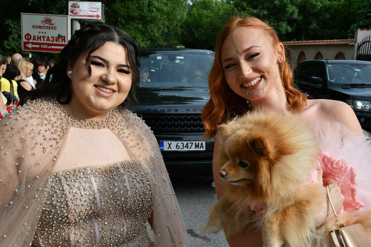 Абитуриентите от ЕГ показаха истинска грация, блясък и стил