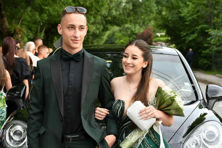 Абитуриентите от ЕГ показаха истинска грация, блясък и стил