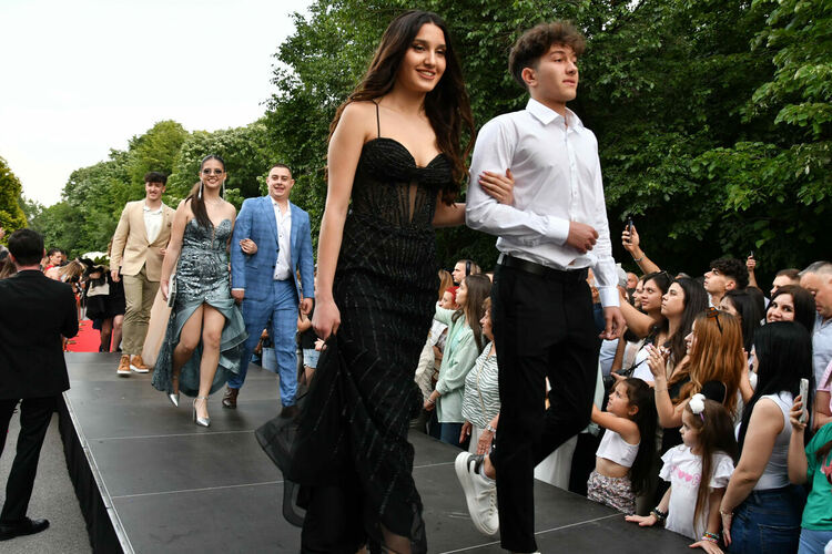 Абитуриентите от ЕГ показаха истинска грация, блясък и стил