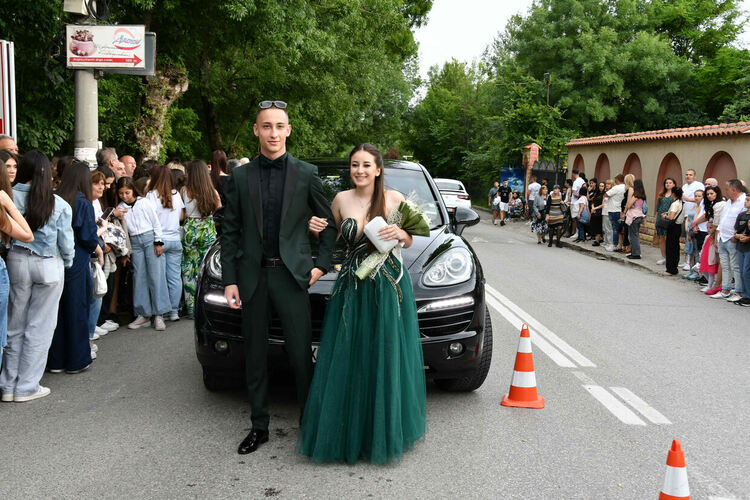 Абитуриентите от ЕГ показаха истинска грация, блясък и стил