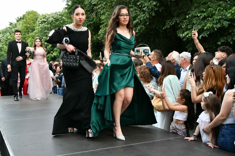 Абитуриентите от ЕГ показаха истинска грация, блясък и стил