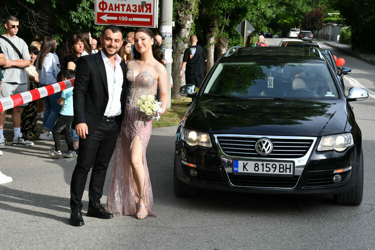 Абитуриентите от ЕГ показаха истинска грация, блясък и стил