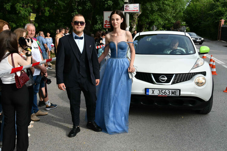 Абитуриентите от ЕГ показаха истинска грация, блясък и стил