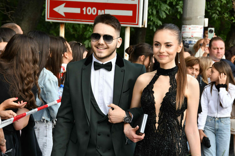 Абитуриентите от ЕГ показаха истинска грация, блясък и стил