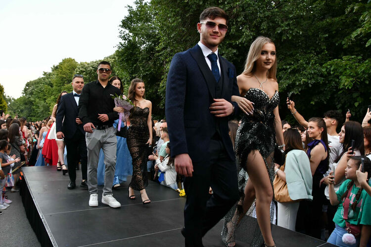 Абитуриентите от ЕГ показаха истинска грация, блясък и стил