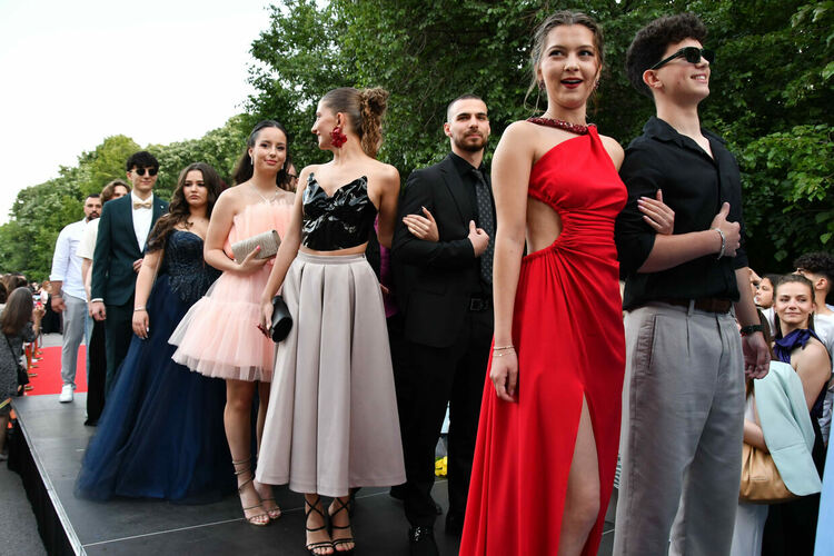 Абитуриентите от ЕГ показаха истинска грация, блясък и стил