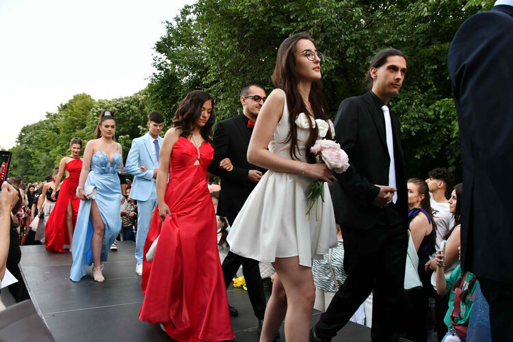 Абитуриентите от ЕГ показаха истинска грация, блясък и стил