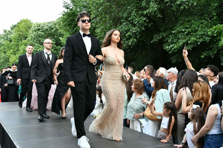 Абитуриентите от ЕГ показаха истинска грация, блясък и стил