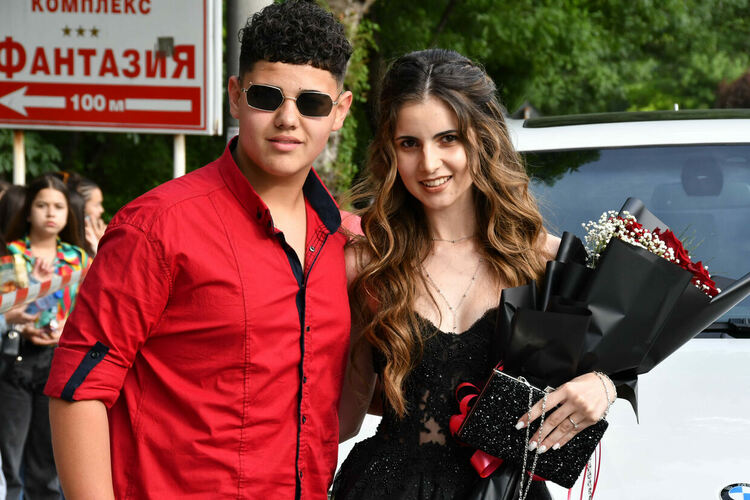 Абитуриентите от ЕГ показаха истинска грация, блясък и стил