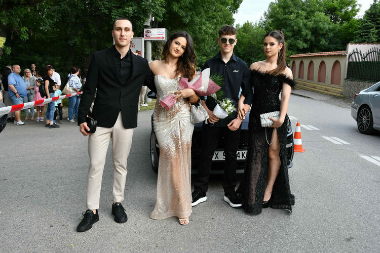 Абитуриентите от ЕГ показаха истинска грация, блясък и стил