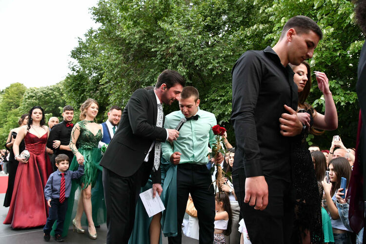 Абитуриентите от ЕГ показаха истинска грация, блясък и стил