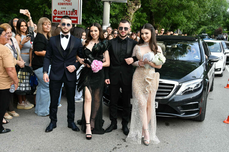 Абитуриентите от ЕГ показаха истинска грация, блясък и стил