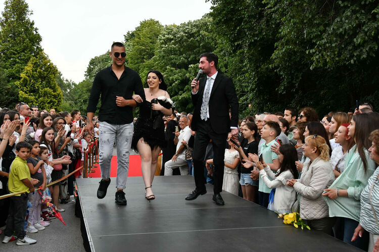 Абитуриентите от ЕГ показаха истинска грация, блясък и стил