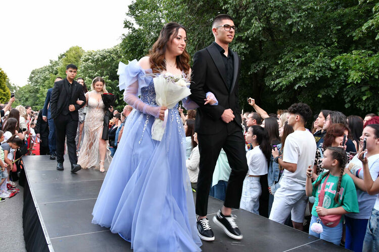 Абитуриентите от ЕГ показаха истинска грация, блясък и стил