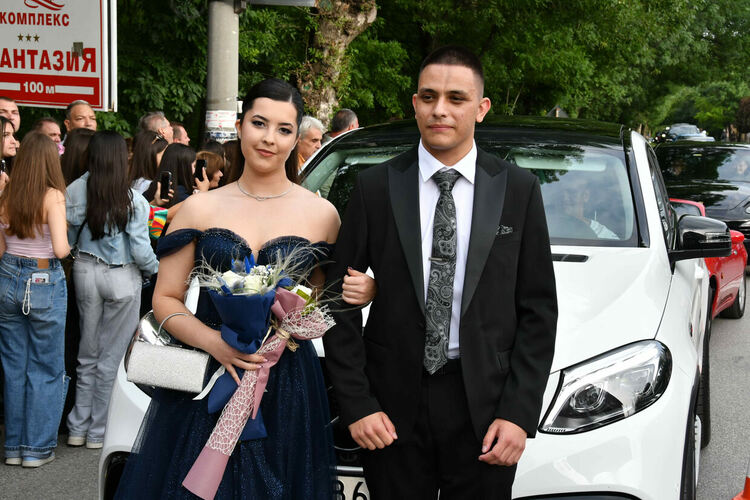 Абитуриентите от ЕГ показаха истинска грация, блясък и стил