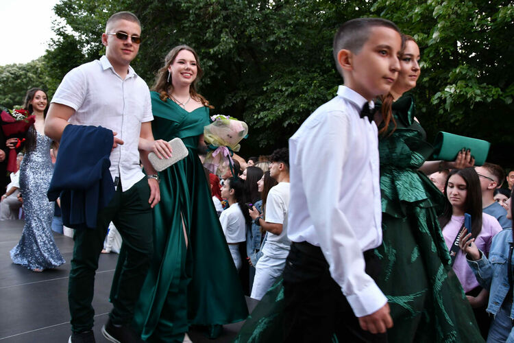 Абитуриентите от ЕГ показаха истинска грация, блясък и стил