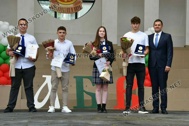 Хасково празнува най-българския празник – 24 май, наградиха ученици и учители