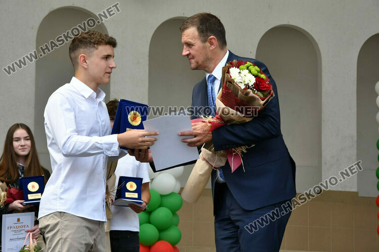 Хасково празнува най-българския празник – 24 май, наградиха ученици и учители