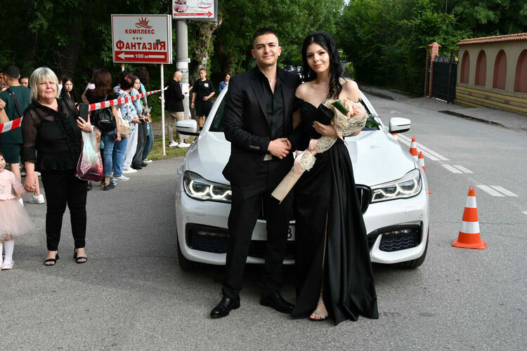 Абитуриентите от ЕГ показаха истинска грация, блясък и стил