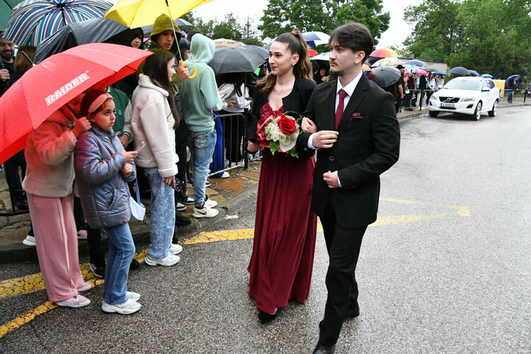 Абитуриентите от ПМГ: Проливният дъжд на бала е добър знак - ще ни върви по вода 