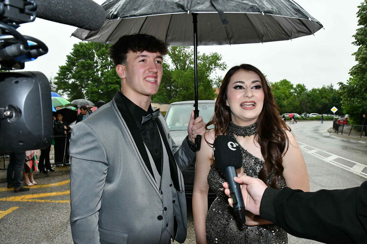 Абитуриентите от ПМГ: Проливният дъжд на бала е добър знак - ще ни върви по вода 