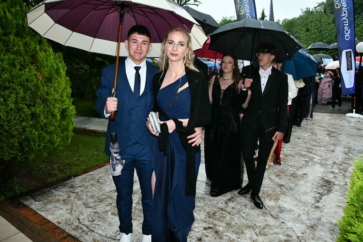 Абитуриентите от ПМГ: Проливният дъжд на бала е добър знак - ще ни върви по вода 