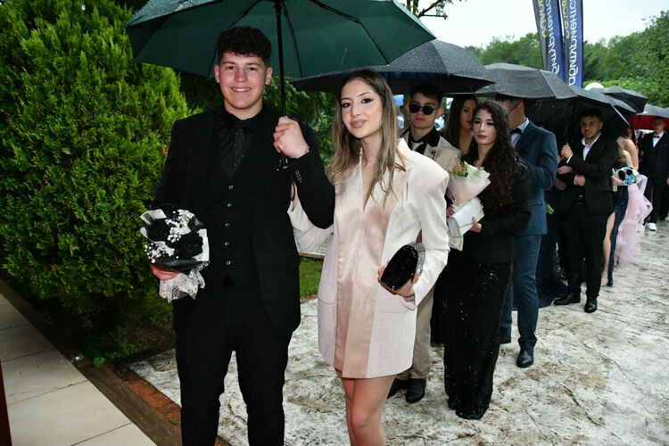 Абитуриентите от ПМГ: Проливният дъжд на бала е добър знак - ще ни върви по вода 