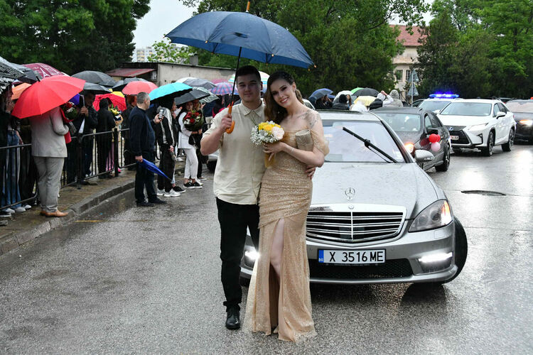 Абитуриентите от ПМГ: Проливният дъжд на бала е добър знак - ще ни върви по вода 