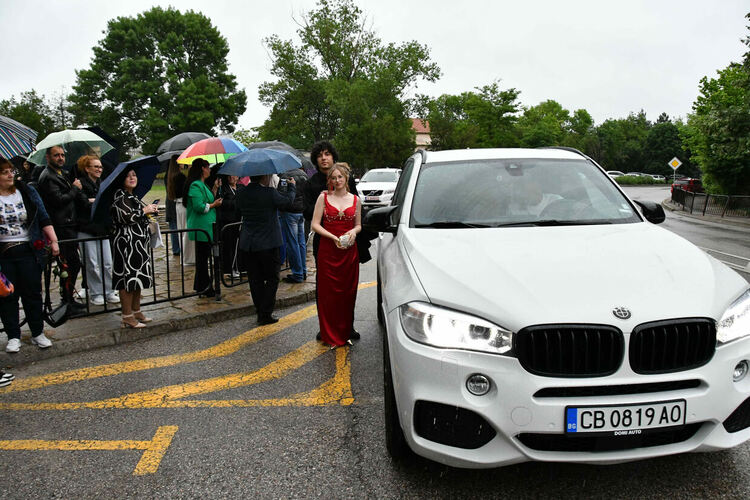 Абитуриентите от ПМГ: Проливният дъжд на бала е добър знак - ще ни върви по вода 