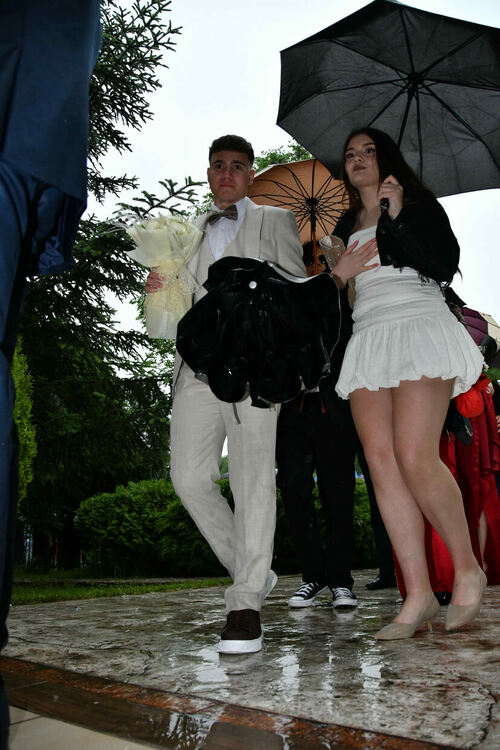 Абитуриентите от ПМГ: Проливният дъжд на бала е добър знак - ще ни върви по вода 