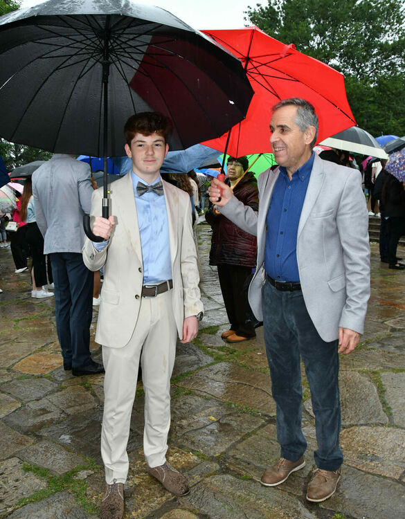 Абитуриентите от ПМГ: Проливният дъжд на бала е добър знак - ще ни върви по вода 