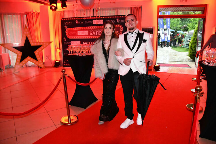 Абитуриентите от ПМГ: Проливният дъжд на бала е добър знак - ще ни върви по вода 