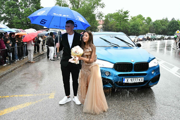 Абитуриентите от ПМГ: Проливният дъжд на бала е добър знак - ще ни върви по вода 