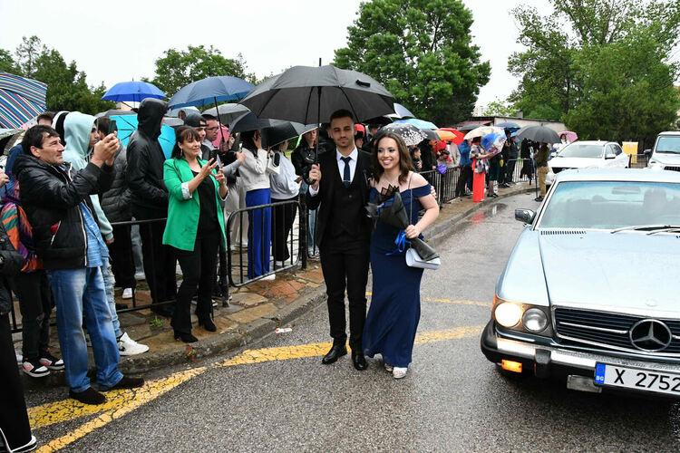 Абитуриентите от ПМГ: Проливният дъжд на бала е добър знак - ще ни върви по вода 
