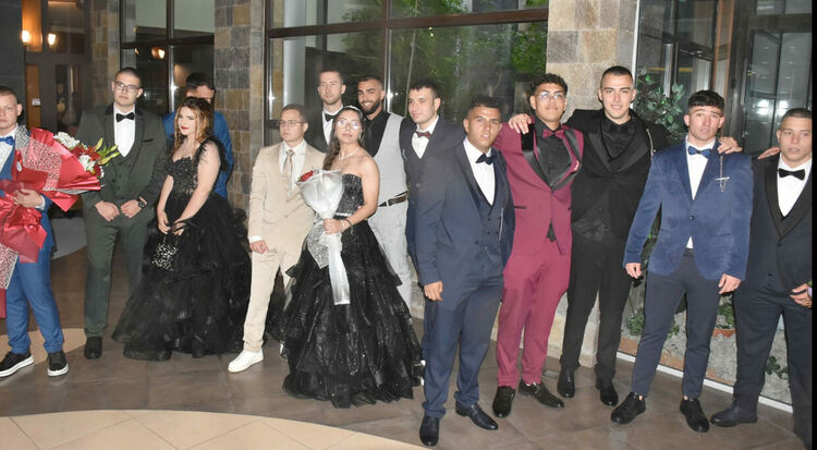 Зрелостниците от ПГМЕТ отброиха за последно до 12 под дъжда в парк „Кенана“