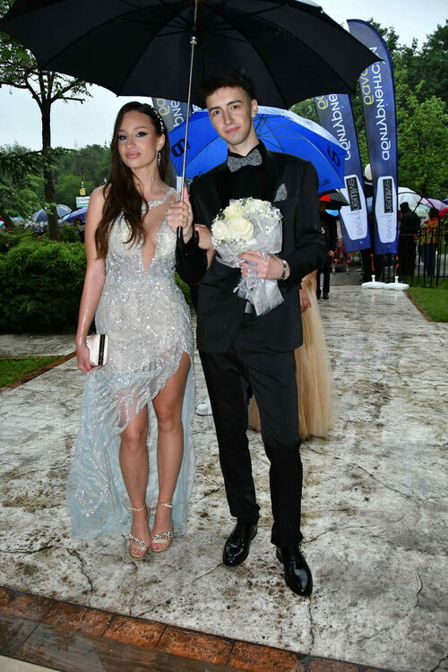 Абитуриентите от ПМГ: Проливният дъжд на бала е добър знак - ще ни върви по вода 