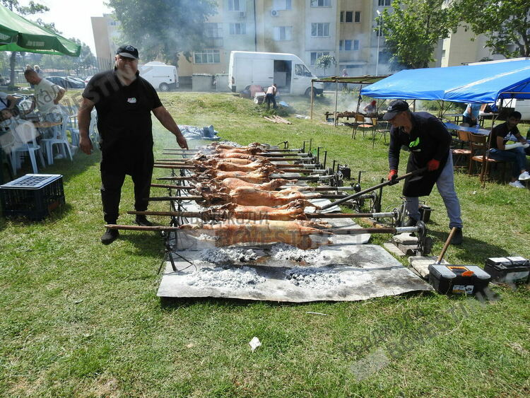 Двудневен фермфест в Момчилград,20 курбана и 100 чевермета събират хиляди от цялата страна/снимки/