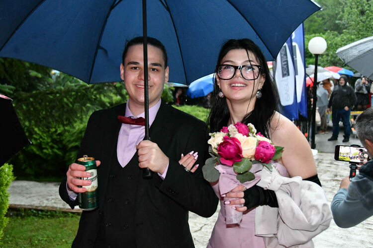 Абитуриентите от ПМГ: Проливният дъжд на бала е добър знак - ще ни върви по вода 