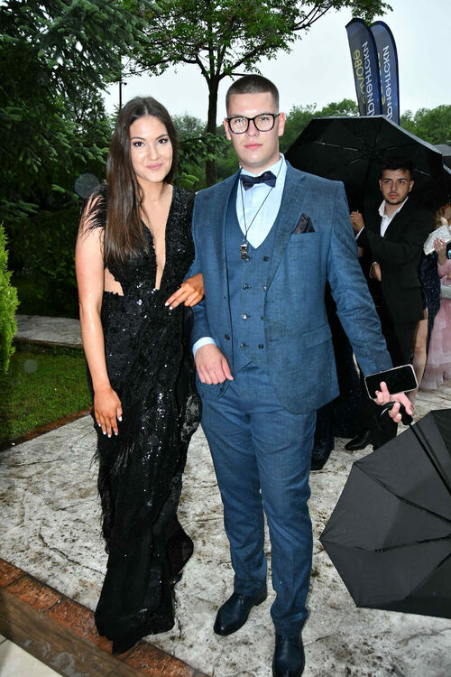 Абитуриентите от ПМГ: Проливният дъжд на бала е добър знак - ще ни върви по вода 