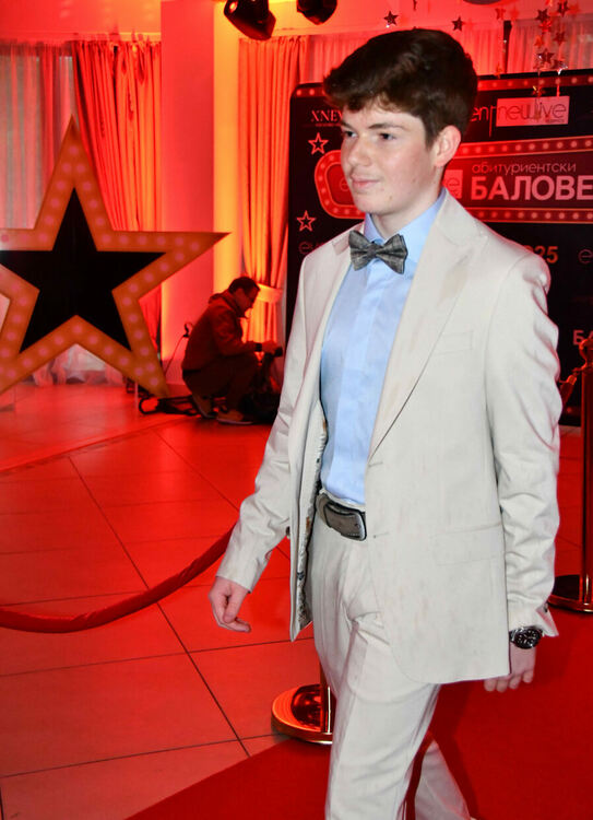 Абитуриентите от ПМГ: Проливният дъжд на бала е добър знак - ще ни върви по вода 