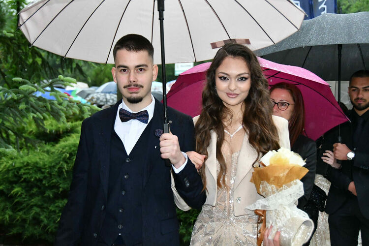 Абитуриентите от ПМГ: Проливният дъжд на бала е добър знак - ще ни върви по вода 