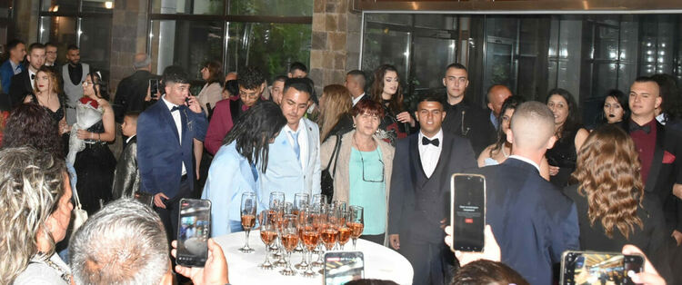 Зрелостниците от ПГМЕТ отброиха за последно до 12 под дъжда в парк „Кенана“