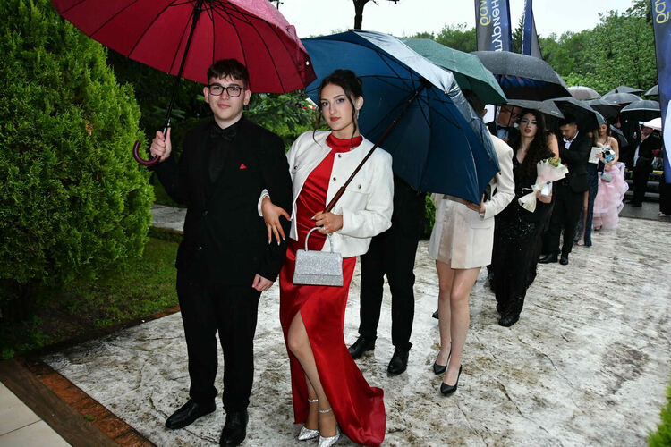 Абитуриентите от ПМГ: Проливният дъжд на бала е добър знак - ще ни върви по вода 